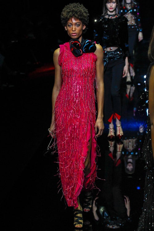 Модель в розовом платье макси без рукавов от Emporio Armani