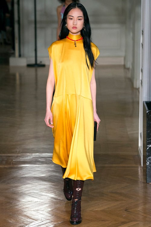 Модель в шелковом желтом платье под горло от Valentino