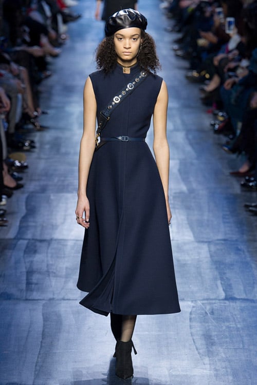 Модель в синем платье без выреза и рукавов от Christian Dior