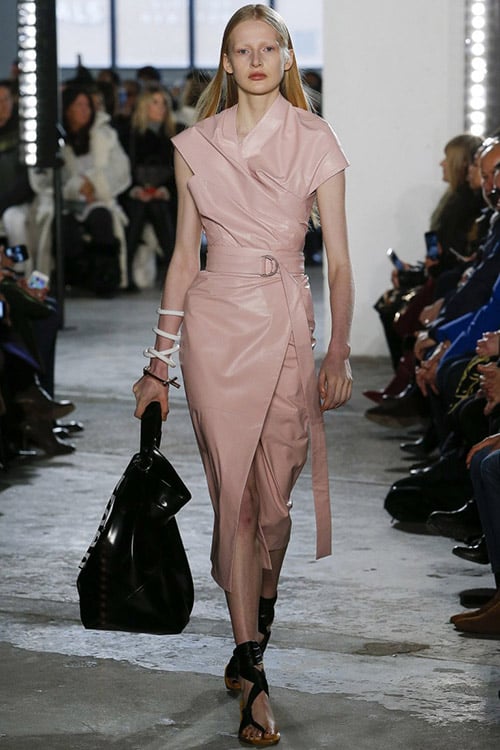 Модель в светло розовом платье на запах от Proenza Schouler