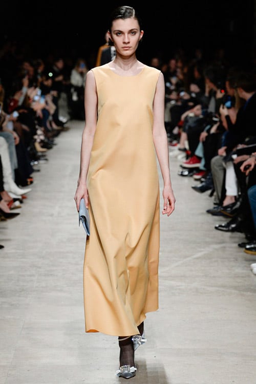 Модель в светло желтом платье макси без рукавов от Rochas