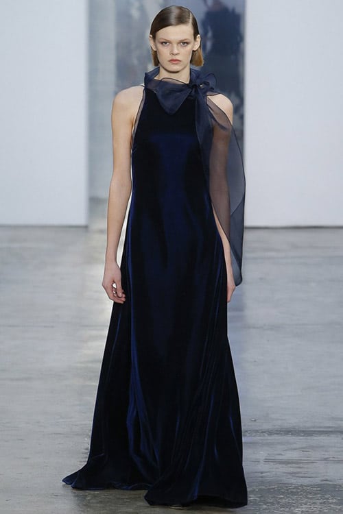 Модель в темно синем платье в пол без рукавов от Carolina Herrera