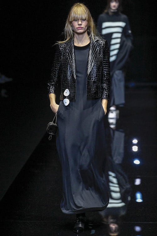 Модель в темном платье макси от Emporio Armani