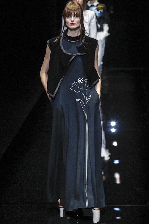 Модель в темном платье макси от Emporio Armani