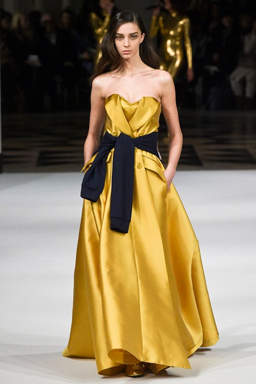 Модель в вечернем желтом платье в пол без рукавов от Alexis Mabille