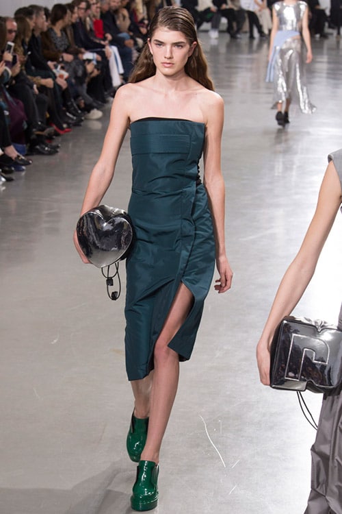 Модель в зеленом платье без рукавов ниже колен от Paco Rabanne