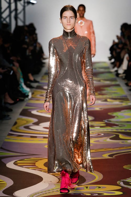 Модель в золотом платье под горло от Emilio Pucci