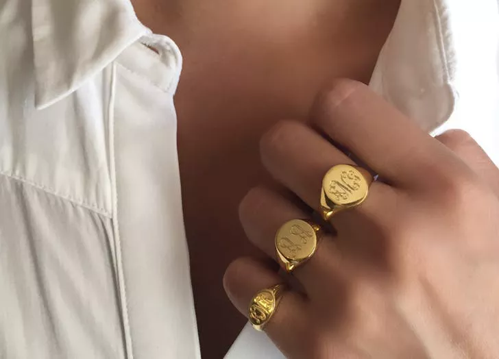 Девушка с тремя золотыми печаткми на пальцах