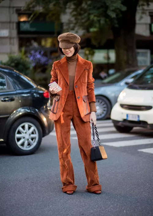 Девушка в коричневых вельветовых брюках и пиджаке