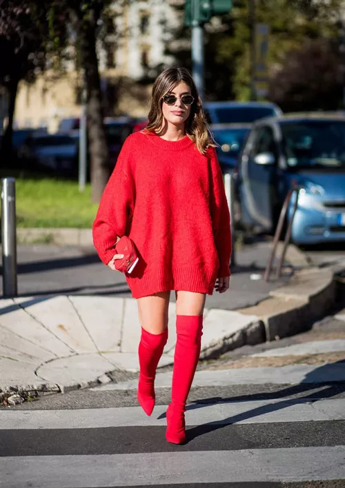 Девушка в красном свитере и ботфортах