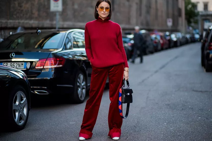 Девушка в темно-красных бархатных брюках и свитере