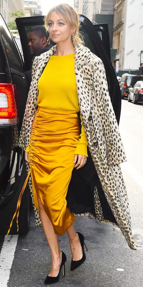 Николь Ричи в нсамбле горчичного цвета и леопардовом пальто