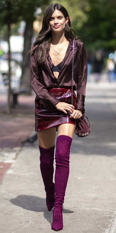 Сара Сампайо в фиолетовых ботфортах, шелковой блузке и кожаной мини юбке