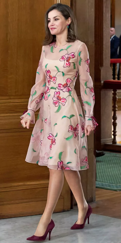 Королева Летисия в весеннем цветочном платье