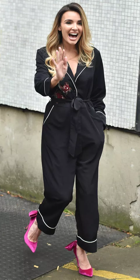 Надин Койл в черном пижамном костюме и лодочках цвета фуксия