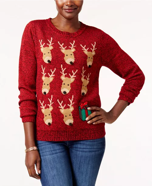 Девушка в красном новогоднем свитере с оленями