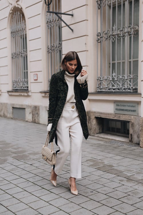 Девушка в светлых брюках, свитере и пальто
