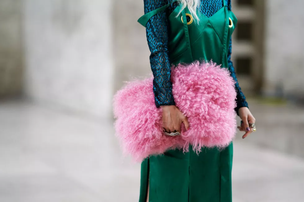 Девушка в зеленом сарафане и розовый макси клатч из искуcственного меха