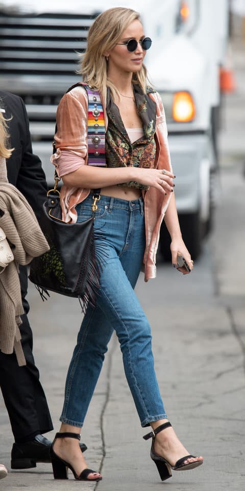 Дженнифер Лоуренс в укороченных джинсах, бархатном пиджаке и ретро солнцезащитных очках