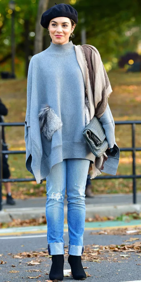 Ванесса Хадженс в подвернутых джинсах, большом свитере и красивом берете