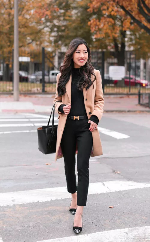 Девушка в черных брюках, водолазке и пальто цвета кемал 
