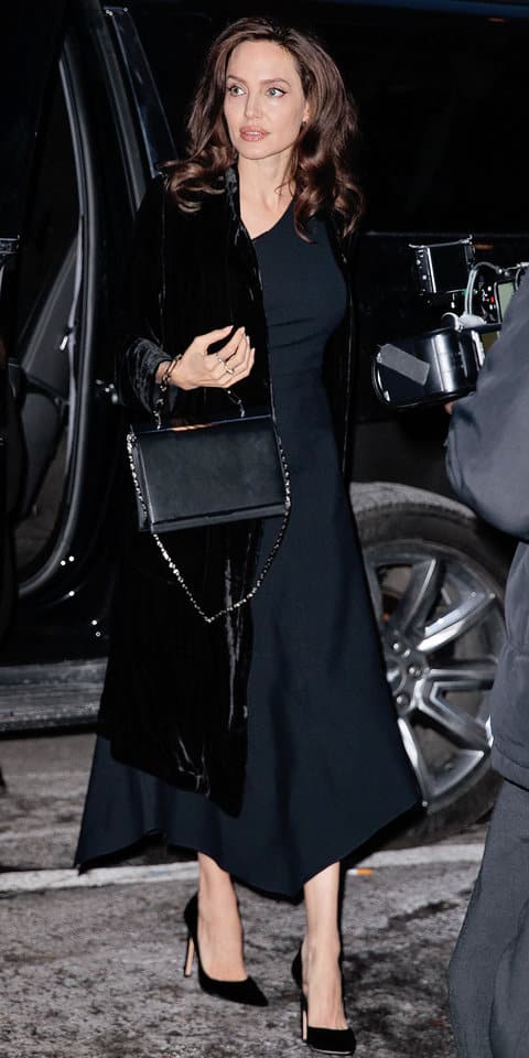 Анджелина Джоли в черном платье, пальто и лодочках