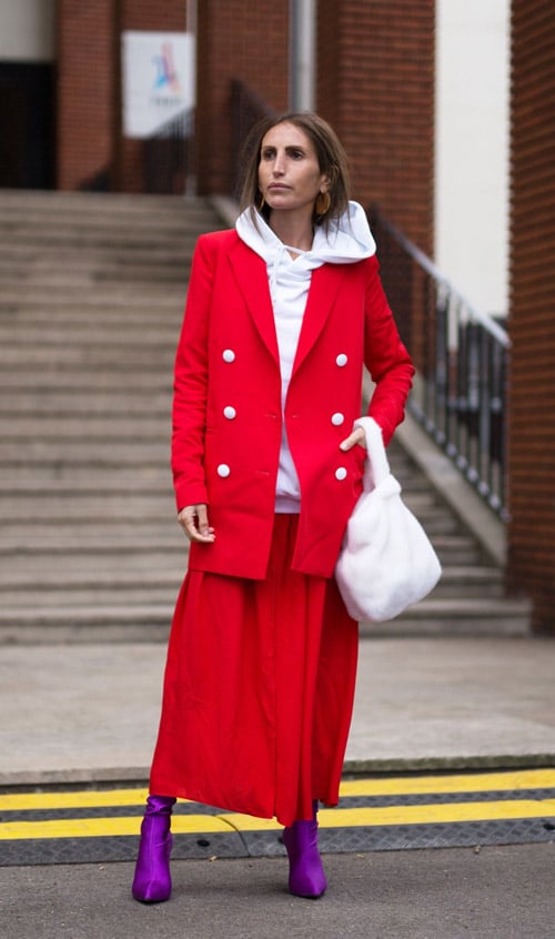 Девушка в коротком красном пальто, длинной юбке и белой толстовке