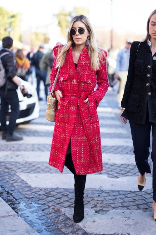 Девушка в красном пальто с поясом и черных сапогах