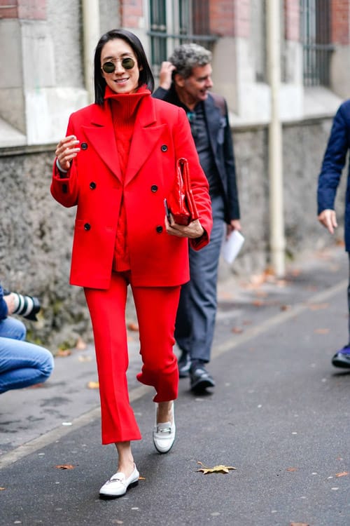 Девушка в красном укороченном пальто, укороченных брюках и белых мокасинах
