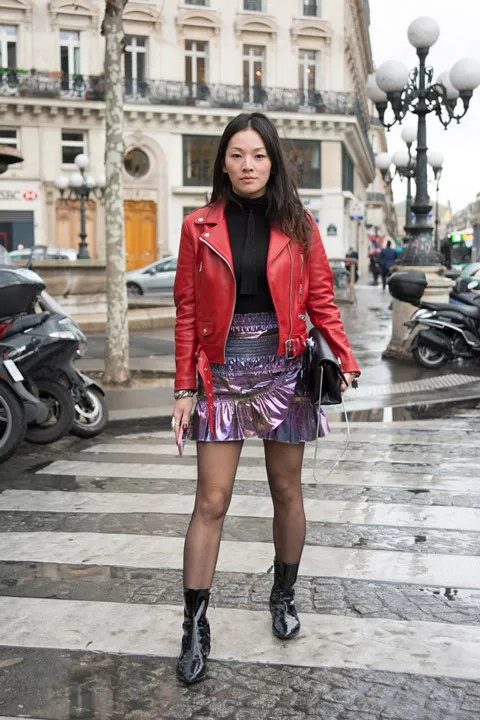 Девушка в металлической мини юбке. черная водолазка и красная кожаная куртка