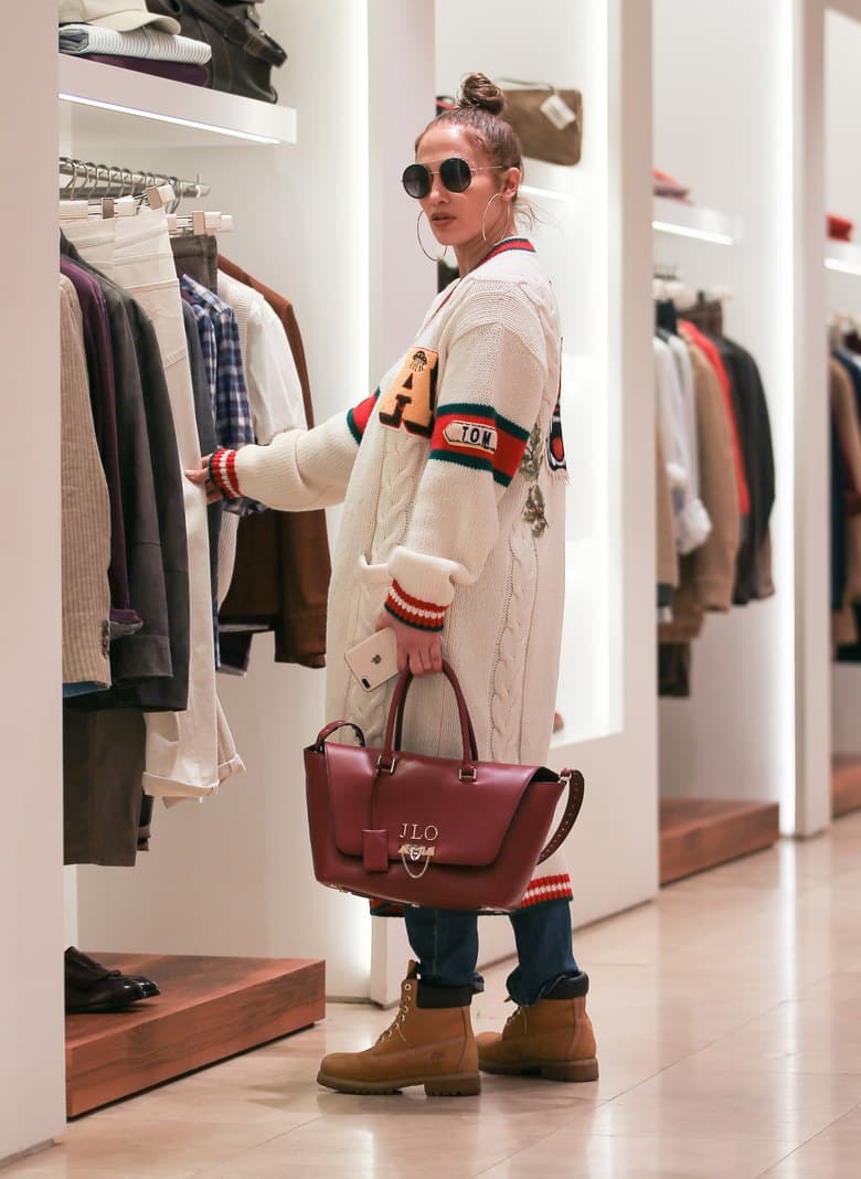 Дженнифер Лопес во время шопинга в кардигане guccy 1