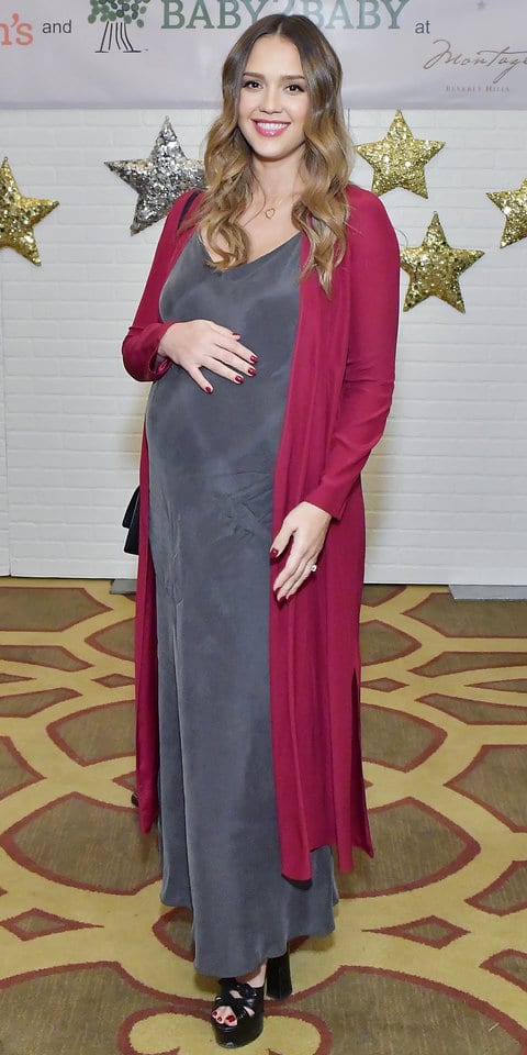 Джессика Альба в удобном шолковом платье и гранатовом кардигане