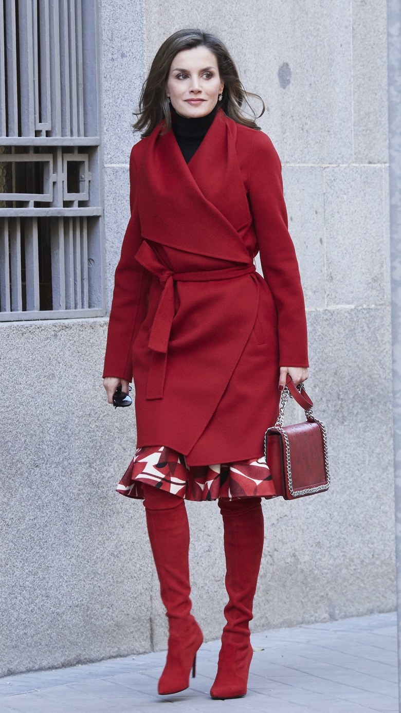 Королева Летисия в красном пальто, красной юбке с принтом, ботфортах и пальто