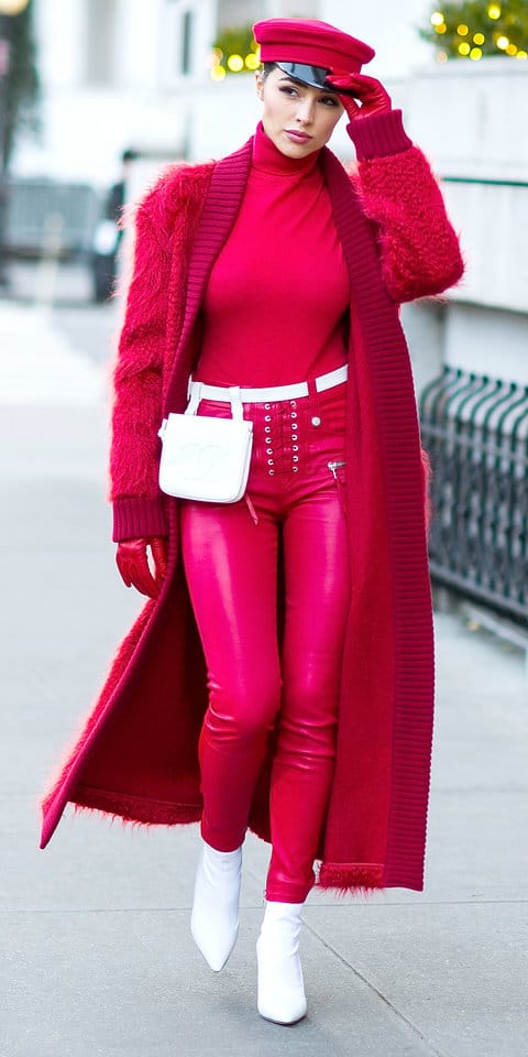 Оливия Калпо в красном пальто, брюких и джемпере