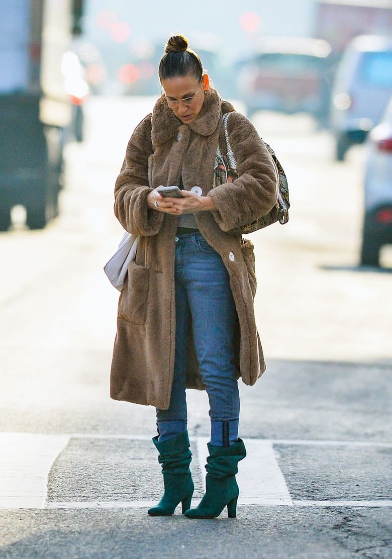 Сара Джессика Паркер в плюшевой шубе, джинсах и замшевых сапогах гармошкой