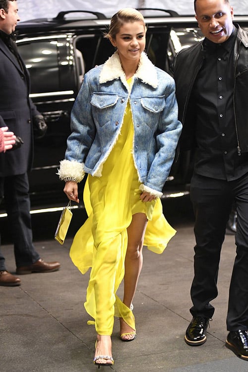 Селена Гомес в джинсовой куртке и желтом платье