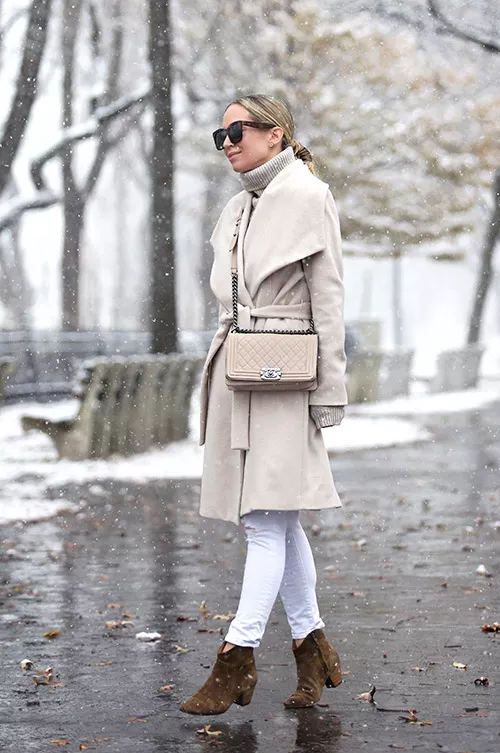 Девушка в белых джеггинсах, водолазка, сере пальто, коричневые ботильоны на низком каблуке и сумка