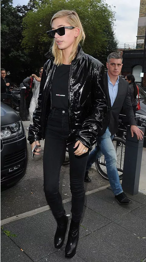 Хейли Болдуин в черных джеггинсах и лакировня куртка