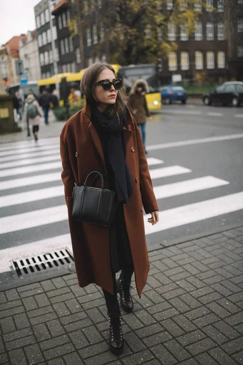 Девушка в коричневом пльто, черный шарф и ботинки на шнуровке