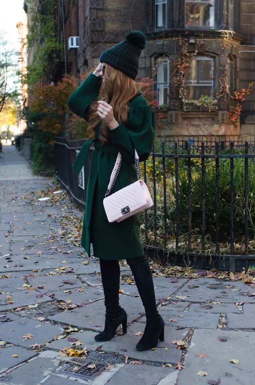 Девушка в зеленом пальто с поясом, шапка с бомбоном, замшевые сапоги