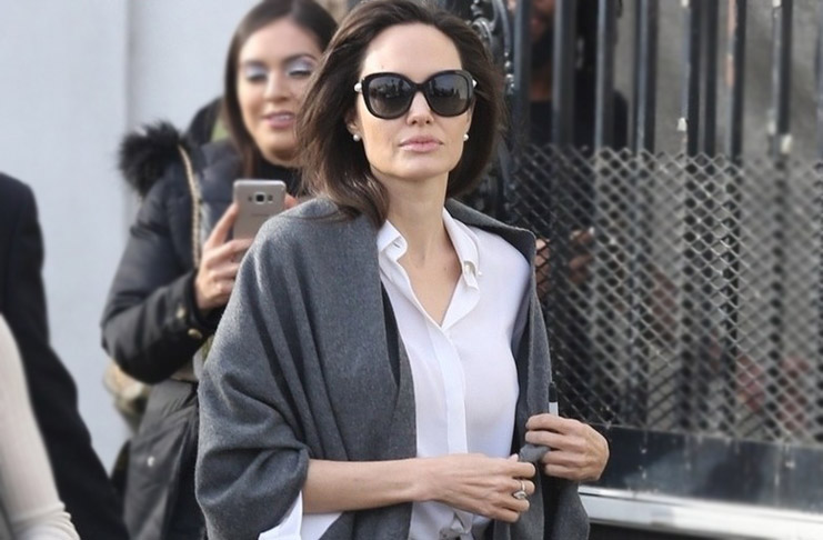 Анджелина Джоли в рубашке с узлом, вы влюбитесь в этот образ