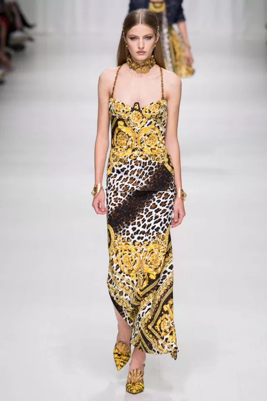 Девушка в платье с принтом леопарда от Versace - коллекция весна/лето 2018