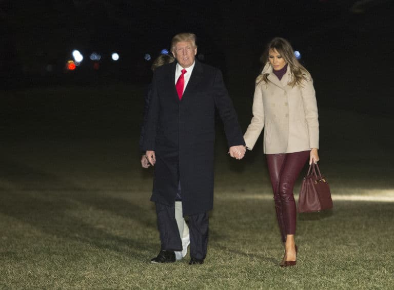 Меланья Трамп в бордовых кожаных лосинах, бежевое пальто, бордовые туфли и сумка