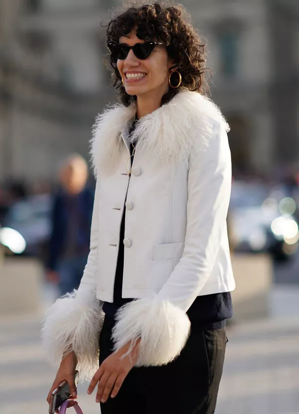 Девушка в белой куртке с меховой отделкой, серьги-кольца
