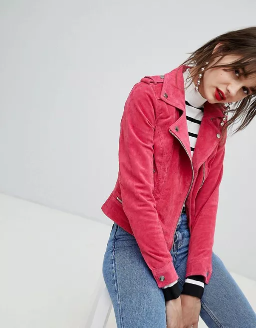 Девушка в джинсах и розовой укороченной куртке