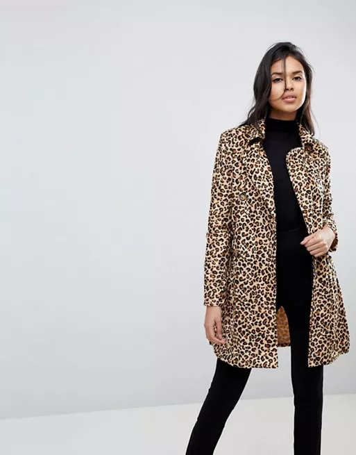 Девушка в леопардовом пальто и узких джинсах