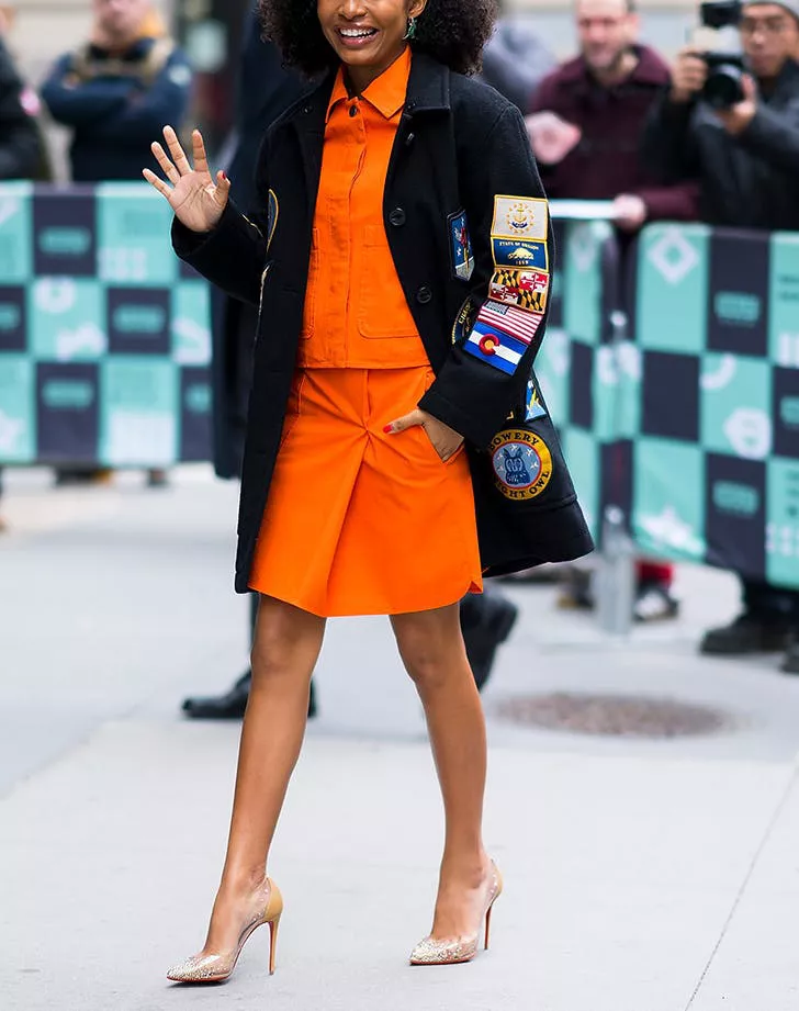 Девушка в оранжевом платье и бежевые туфли на шпильке