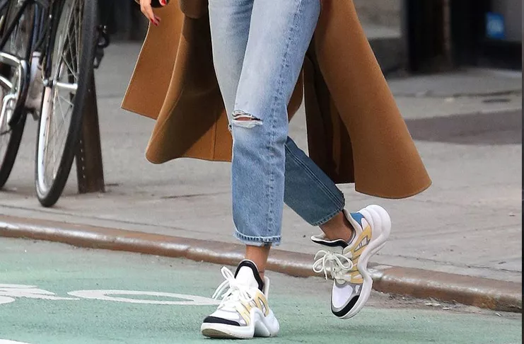 Хейли Болдуин в модных кроссовках от Louis Vuitton