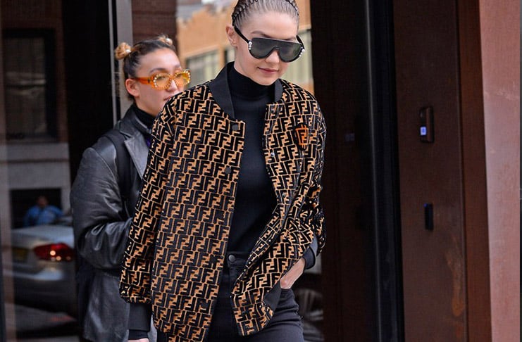 Джиджи Хадид в куртке от Fendi направляется в итальянскую столицу моды
