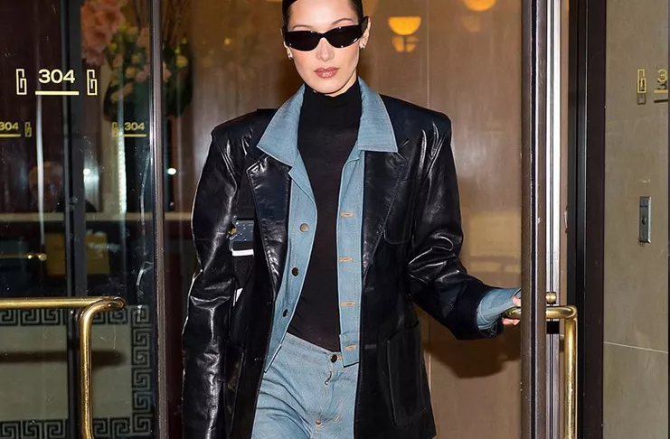Белла Хадид на Неделе Моды в джинсовом костюме